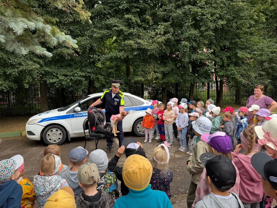 Тверские автоинспекторы провели с малышами из детского сада занятие «Безопасное лето в твоих руках» Тверские автоинспекторы провели с малышами из детского сада занятие «Безопасное лето в твоих руках»