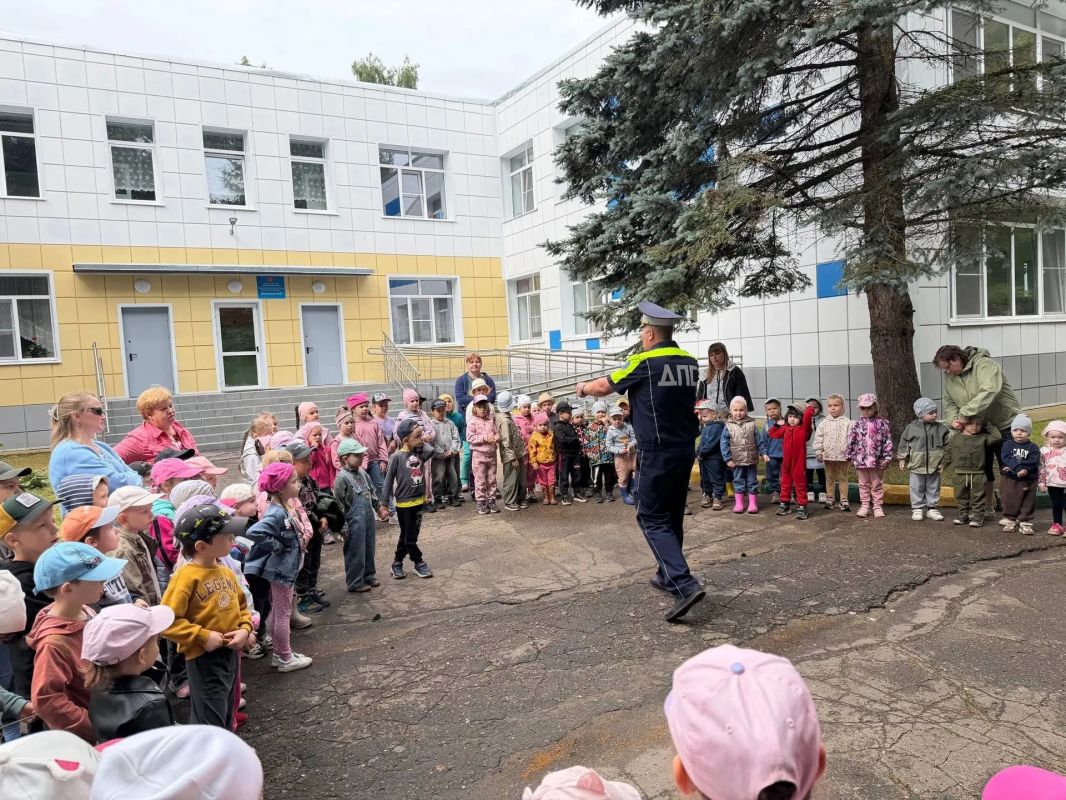 Тверские автоинспекторы провели с малышами из детского сада занятие «Безопасное лето в твоих руках» Тверские автоинспекторы провели с малышами из детского сада занятие «Безопасное лето в твоих руках»