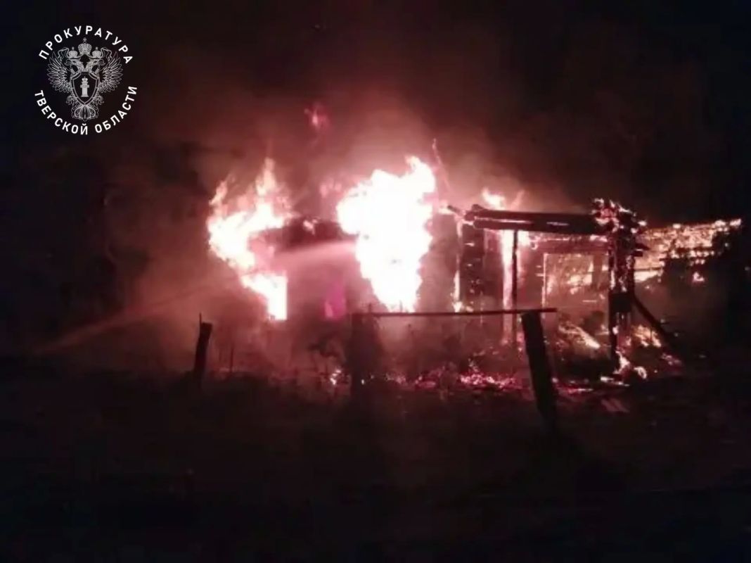 В ночь с 10 на 11 июля 2026 года в поселке Ильино Западнодвинского муниципального округа Тверской области произошло возгорание в частном доме В ночь с 10 на 11 июля 2026 года в поселке Ильино Западнодвинского муниципального округа Тверской области произошло возгорание в частном доме
