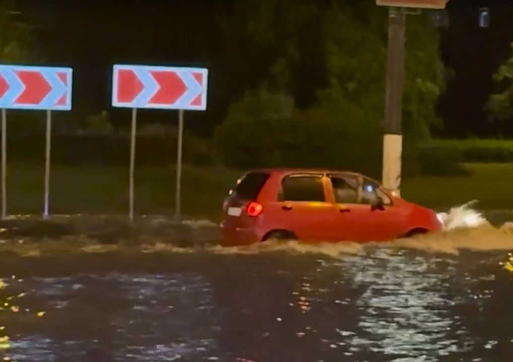В Твери во время урагана вывернутые с корнем деревья ломали столбы и балконы В Твери во время урагана вывернутые с корнем деревья ломали столбы и балконы