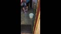 В Твери затопило пятиэтажку, ведра не спасают жильцов от мощных потоков воды
