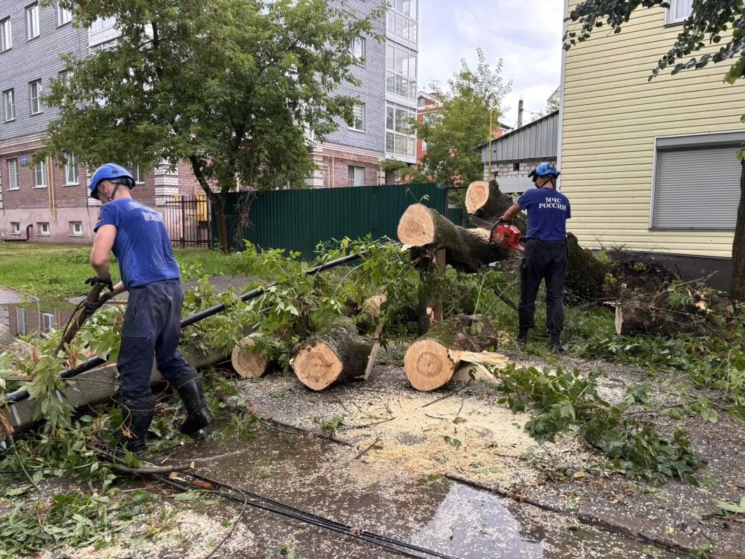 В городе устраняют последствия непогоды В городе устраняют последствия непогоды