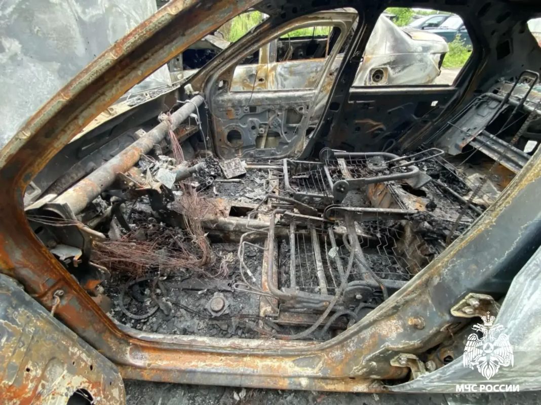 Одна сигарета уничтожила 2 автомобиля Одна сигарета уничтожила 2 автомобиля