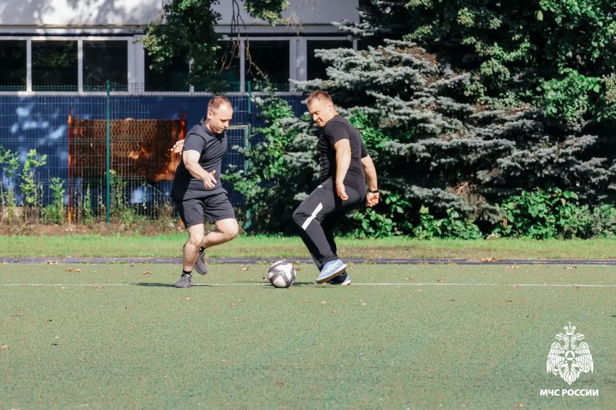 ГЛАВНОЕ – КОМАНДА!. Сегодня на еженедельных занятиях по физической подготовке сотрудники МЧС Тверской области отложили погоню за личными рекордами и сосредоточились на главном – единстве! Вместе, единым подразделением... ГЛАВНОЕ – КОМАНДА!. Сегодня на еженедельных занятиях по физической подготовке сотрудники МЧС Тверской области отложили погоню за личными рекордами и сосредоточились на главном – единстве! Вместе, единым подразделением...