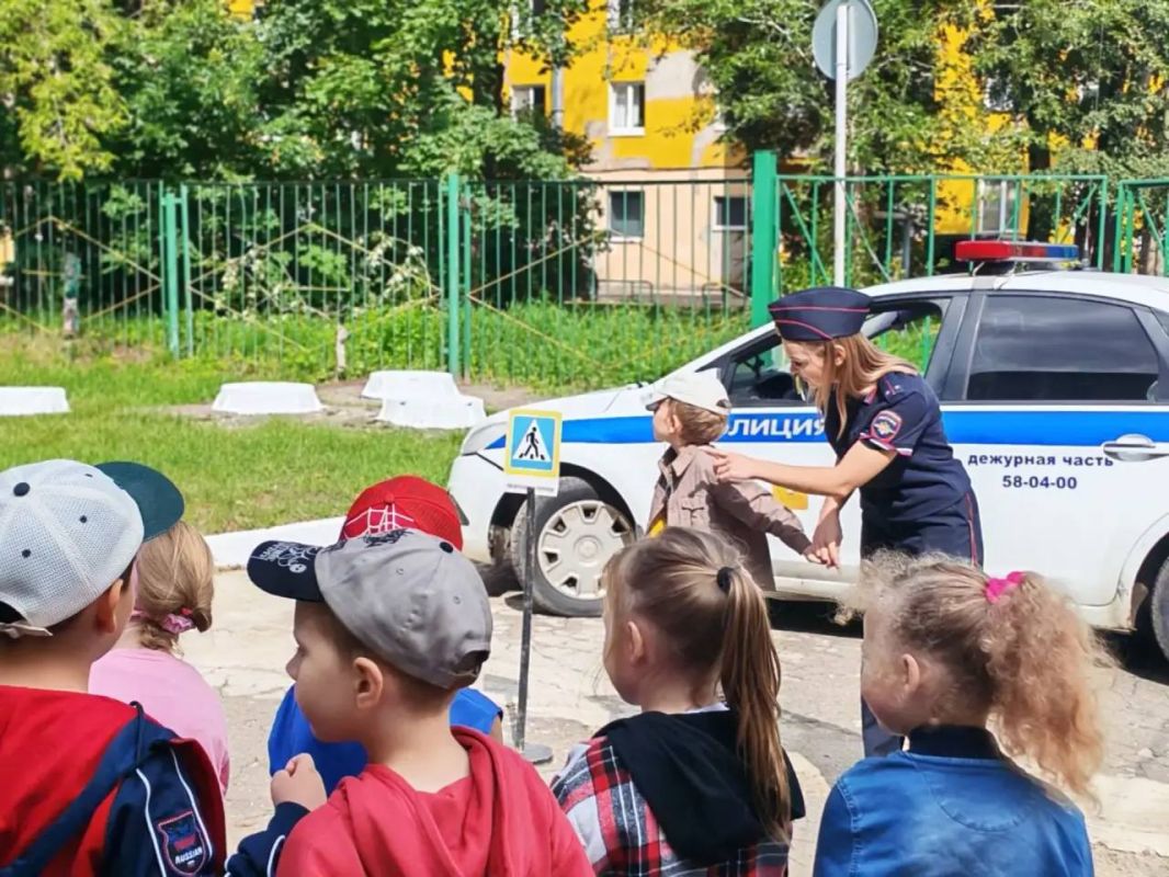 «Я соблюдаю ПДД»: урок безопасности от тверской Госавтоинспекции для самых маленьких «Я соблюдаю ПДД»: урок безопасности от тверской Госавтоинспекции для самых маленьких