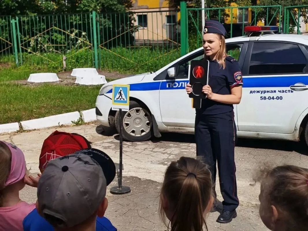 Тверские автоинспекторы провели для малышей занятие по правилам дорожного движения Тверские автоинспекторы провели для малышей занятие по правилам дорожного движения