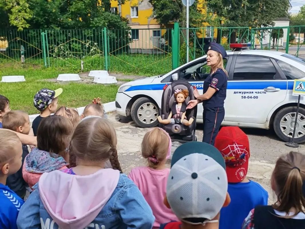 Тверские автоинспекторы провели для малышей занятие по правилам дорожного движения Тверские автоинспекторы провели для малышей занятие по правилам дорожного движения