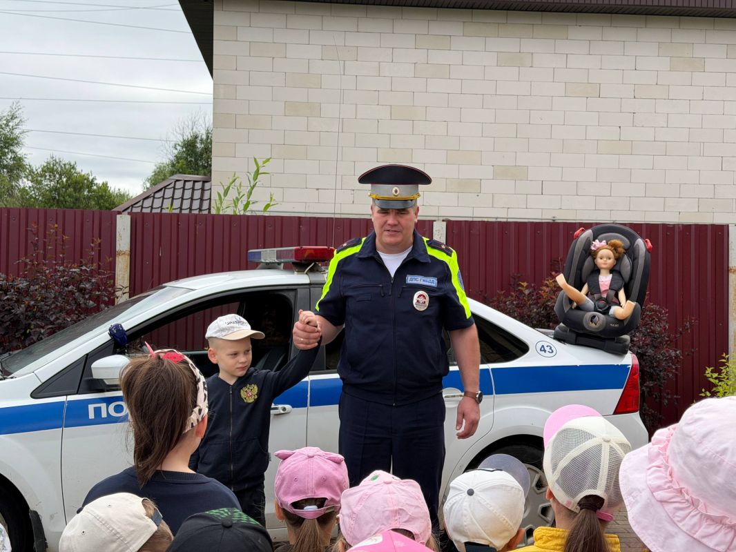 В детском саду «Bambini» города Твери прошло необычное занятие по Правилам дорожного движения В детском саду «Bambini» города Твери прошло необычное занятие по Правилам дорожного движения