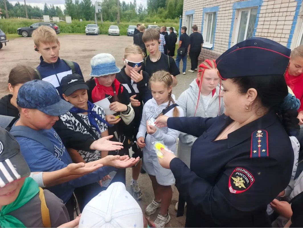В Осташкове сотрудники Госавтоинспекции провели профилактическую беседу с воспитанниками лагеря В Осташкове сотрудники Госавтоинспекции провели профилактическую беседу с воспитанниками лагеря