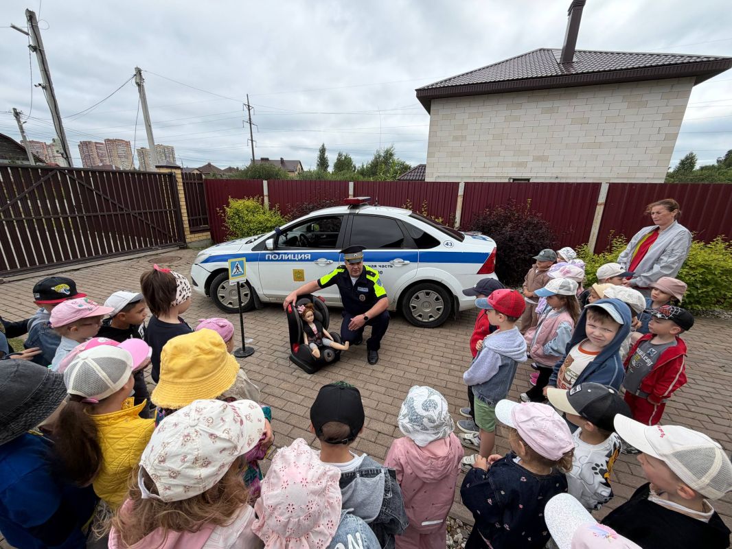 В детском саду «Bambini» города Твери прошло необычное занятие по Правилам дорожного движения В детском саду «Bambini» города Твери прошло необычное занятие по Правилам дорожного движения