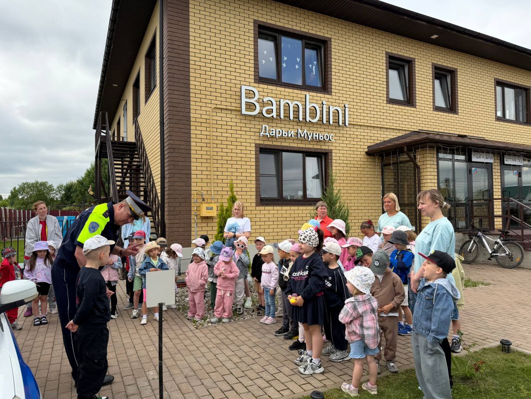 В детском саду «Bambini» города Твери прошло необычное занятие по Правилам дорожного движения В детском саду «Bambini» города Твери прошло необычное занятие по Правилам дорожного движения