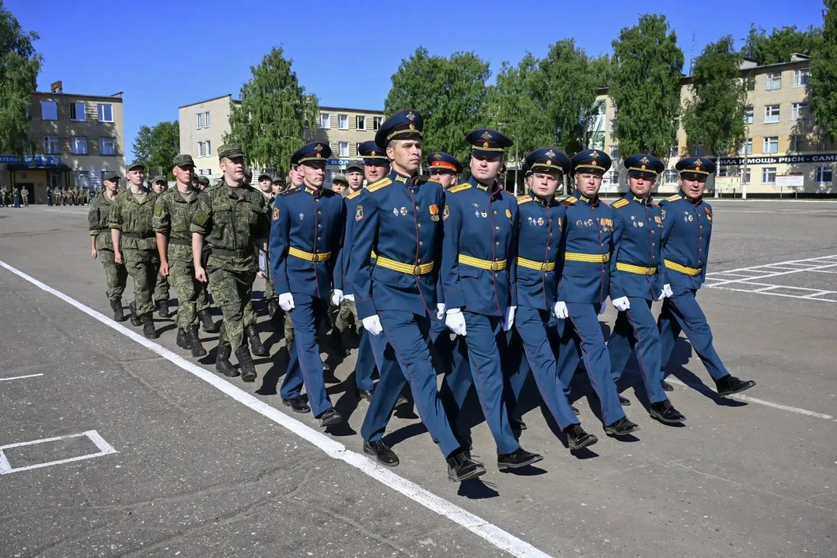 Виталий Королев поздравил военнослужащих с Днем дивизии и вручил им награды Виталий Королев поздравил военнослужащих с Днем дивизии и вручил им награды
