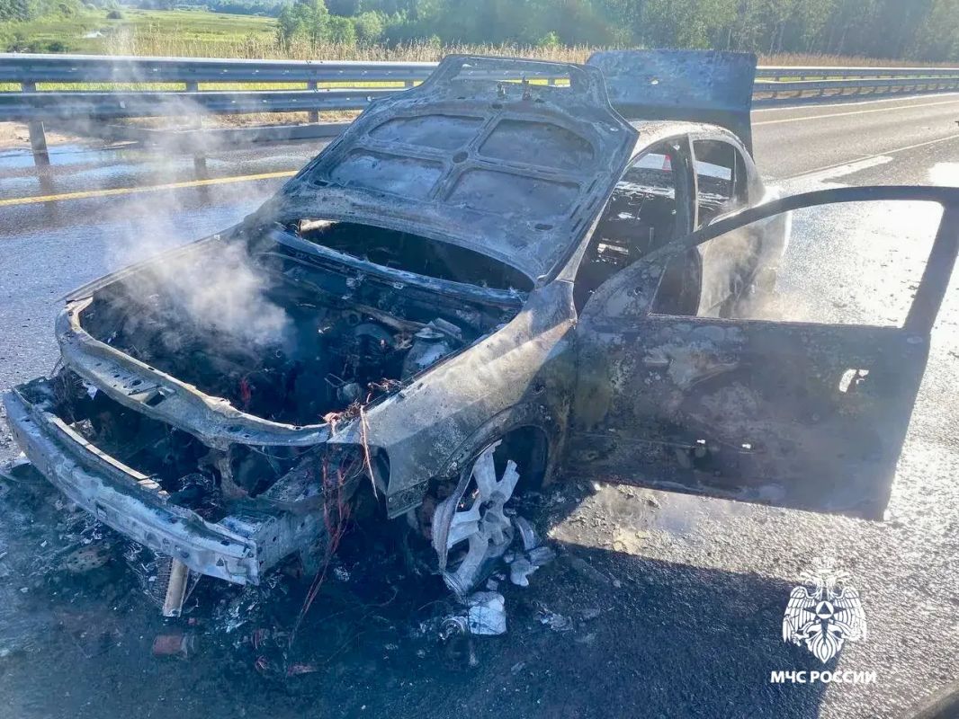 Возгорание автомобиля. Сегодня сотрудники 9 и 61 ПСЧ ликвидировали возгорание легкового автомобиля на 282 километре ФАД М-11 «Нева» в Вышневолоцком МО, пострадавших нет Возгорание автомобиля. Сегодня сотрудники 9 и 61 ПСЧ ликвидировали возгорание легкового автомобиля на 282 километре ФАД М-11 «Нева» в Вышневолоцком МО, пострадавших нет