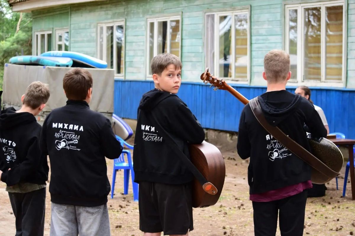 В Осташковском округе Тверской области стартовал ежегодный фестиваль «Распахнутые ветра», объединяющий мэтров и начинающих исполнителей авторской песни В Осташковском округе Тверской области стартовал ежегодный фестиваль «Распахнутые ветра», объединяющий мэтров и начинающих исполнителей авторской песни