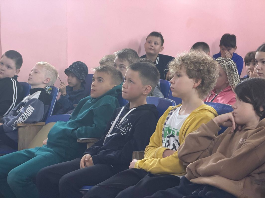 Сотрудники Госавтоинспекции города Твери продолжают проводить занятия с детьми в загородных лагерях Сотрудники Госавтоинспекции города Твери продолжают проводить занятия с детьми в загородных лагерях