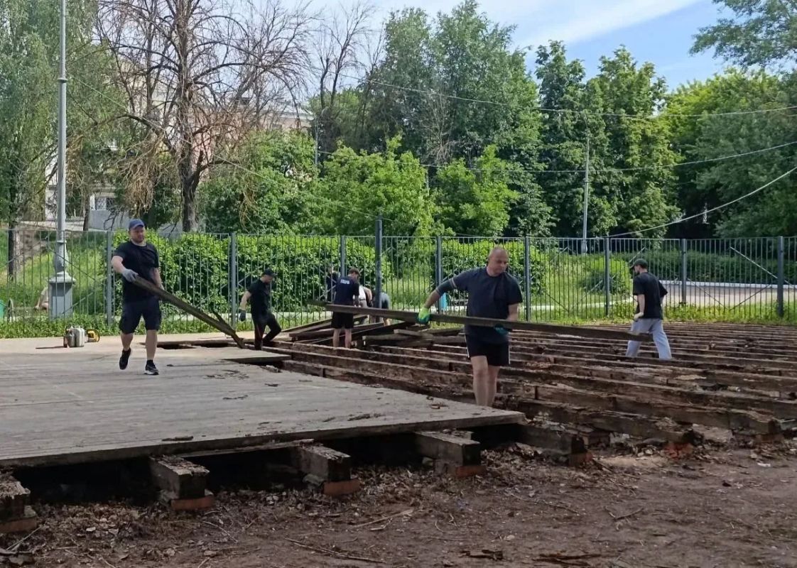 Представитель Общественного совета при УМВД принял участие в строительстве волейбольной площадки Представитель Общественного совета при УМВД принял участие в строительстве волейбольной площадки