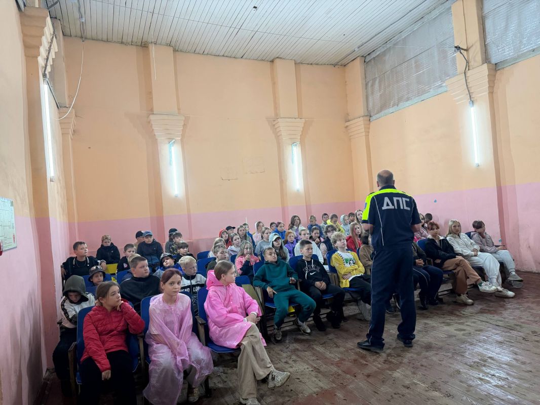 Сотрудники Госавтоинспекции города Твери продолжают проводить занятия с детьми в загородных лагерях Сотрудники Госавтоинспекции города Твери продолжают проводить занятия с детьми в загородных лагерях