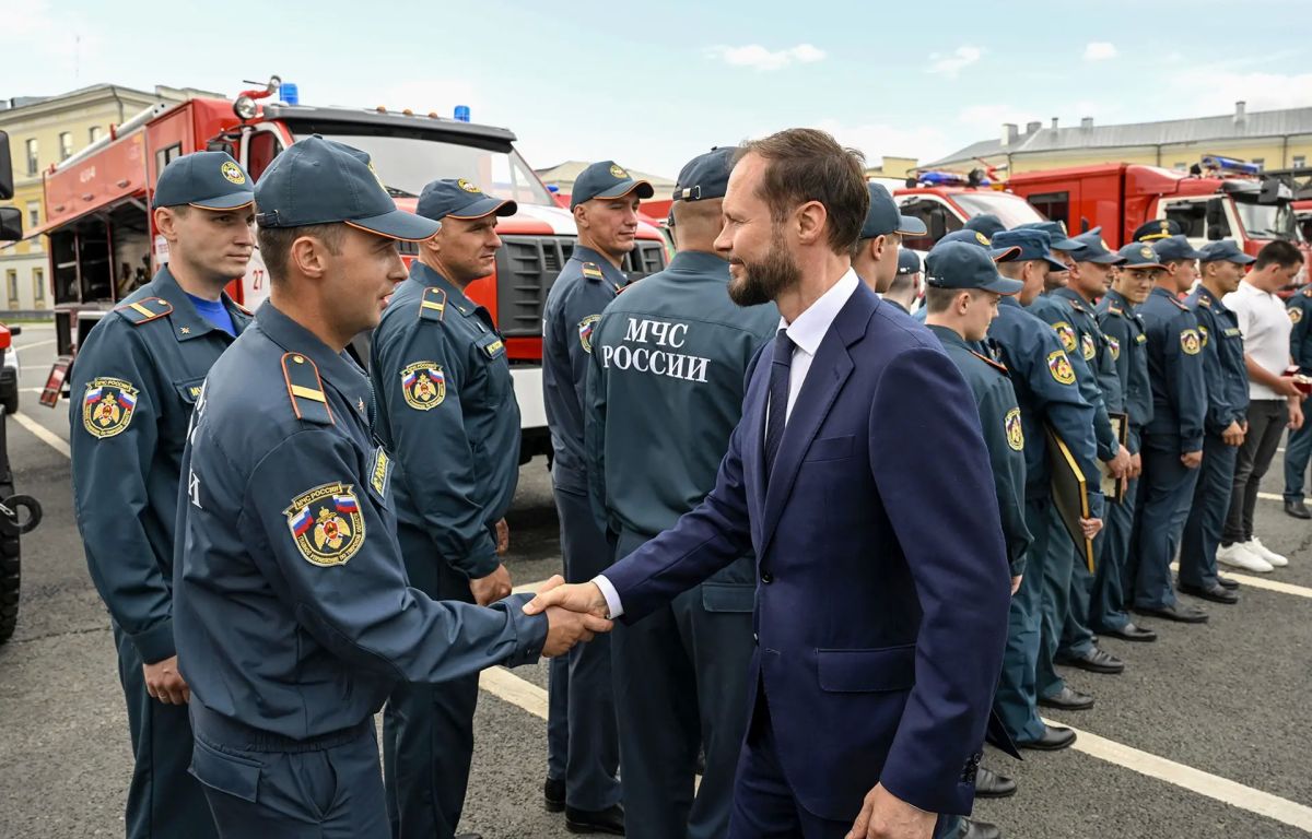 Виталий Королев: Вместе с главой МЧС России Александром Куренковым сегодня передали нашим тверским спасателям, пожарным и инспекторам ГИМС 19 единиц новой спецтехники Виталий Королев: Вместе с главой МЧС России Александром Куренковым сегодня передали нашим тверским спасателям, пожарным и инспекторам ГИМС 19 единиц новой спецтехники