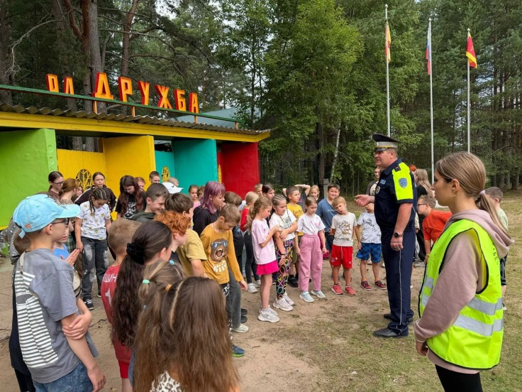 Тверские автоинспекторы и специалисты Центра по профилактике детского дорожно-транспортного травматизма провели для ребят из лагеря «Дружба» мероприятие «Соблюдай ПДД - не окажешься в беде» Тверские автоинспекторы и специалисты Центра по профилактике детского дорожно-транспортного травматизма провели для ребят из лагеря «Дружба» мероприятие «Соблюдай ПДД - не окажешься в беде»