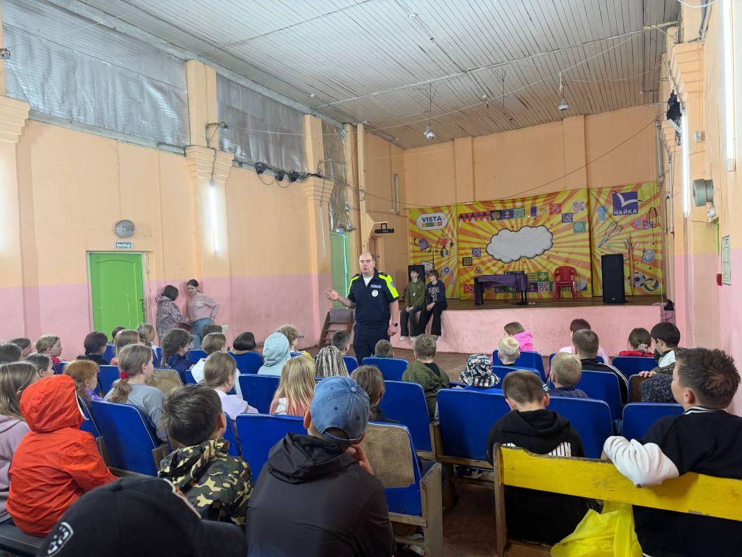 Сотрудники Госавтоинспекции города Твери продолжают проводить занятия с детьми в загородных лагерях Сотрудники Госавтоинспекции города Твери продолжают проводить занятия с детьми в загородных лагерях