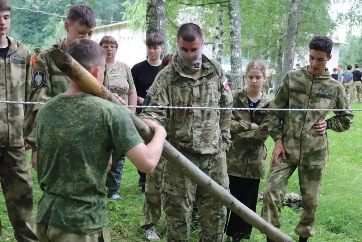 Юные представители 13 регионов страны осваивают навыки профессиональной военной подготовки на ежегодном слёте «Честь Имею!» в Тверской области Юные представители 13 регионов страны осваивают навыки профессиональной военной подготовки на ежегодном слёте «Честь Имею!» в Тверской области