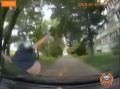 Опубликовано видео, как в Твери ребенок из кустов выбегает под колеса авто