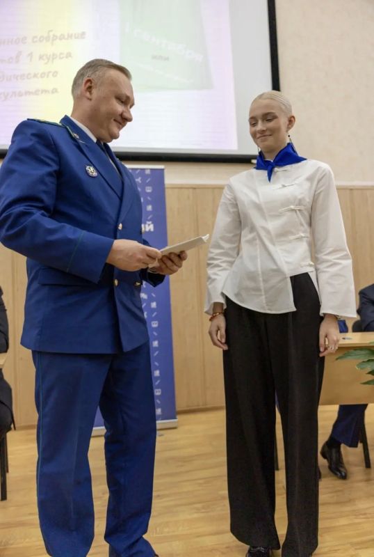 Сегодня заместитель прокурора Тверской области Александр Бодягин принял участие в торжественных мероприятиях в Тверском государственном университете, посвящённых началу учебного года Сегодня заместитель прокурора Тверской области Александр Бодягин принял участие в торжественных мероприятиях в Тверском государственном университете, посвящённых началу учебного года