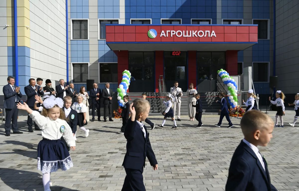 1 сентября в селе Дмитрова Гора Конаковского округа 231 ученика встретила новая средняя общеобразовательная школа – первая в регионе агрошкола, ориентированная на подготовку с самого раннего возраста будущих специалистов для... 1 сентября в селе Дмитрова Гора Конаковского округа 231 ученика встретила новая средняя общеобразовательная школа – первая в регионе агрошкола, ориентированная на подготовку с самого раннего возраста будущих специалистов для...