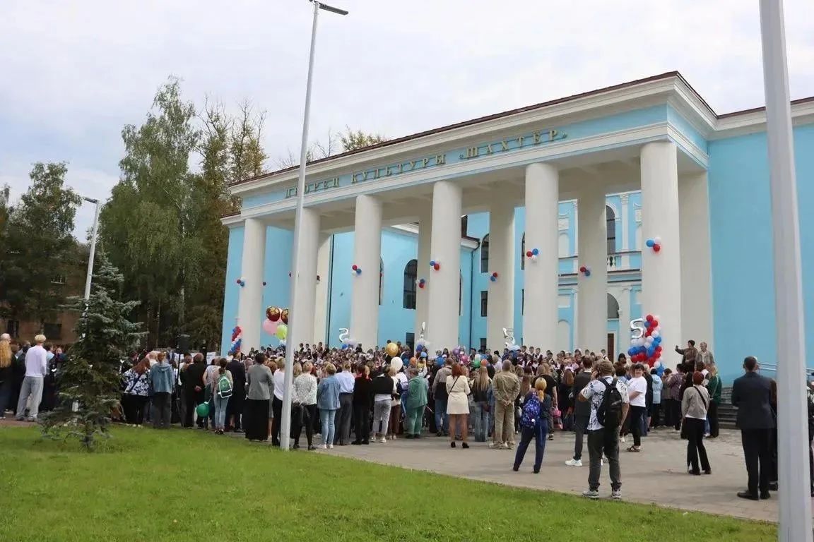 Глава Тверской области Виталий Королев поздравил первоклассников Нелидово с Днём знаний у обновлённого Дворца культуры «Шахтёр» Глава Тверской области Виталий Королев поздравил первоклассников Нелидово с Днём знаний у обновлённого Дворца культуры «Шахтёр»