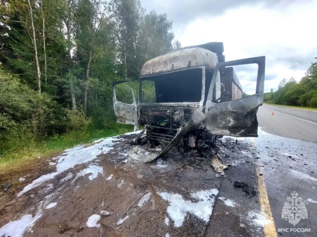 Возгорание автомобиля. Сегодня на 1260 километре Р-132 «Золотое кольцо» в Калининском МО произошло возгорание грузового автомобиля в движении Возгорание автомобиля. Сегодня на 1260 километре Р-132 «Золотое кольцо» в Калининском МО произошло возгорание грузового автомобиля в движении
