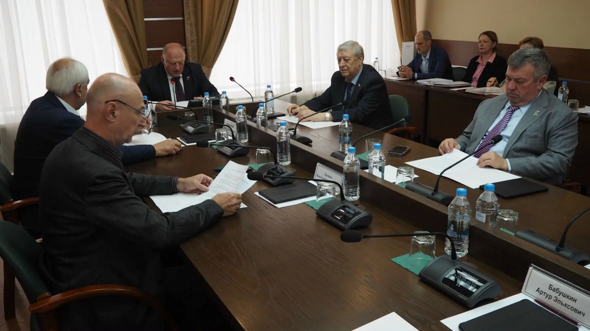 3 сентября председатель областного парламента Сергей Голубев провел заседание Совета Законодательного Собрания 3 сентября председатель областного парламента Сергей Голубев провел заседание Совета Законодательного Собрания