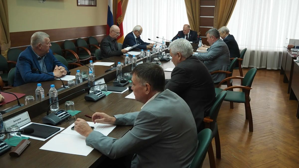 3 сентября председатель областного парламента Сергей Голубев провел заседание Совета Законодательного Собрания 3 сентября председатель областного парламента Сергей Голубев провел заседание Совета Законодательного Собрания