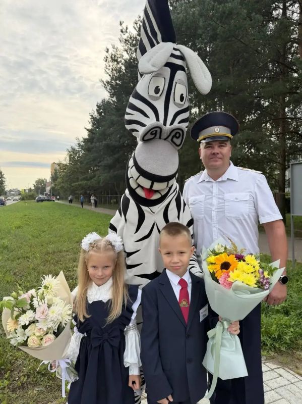 Госавтоинспекция города Твери поздравляет всех школьников, их родителей и педагогов с Днем знаний и началом нового учебного года