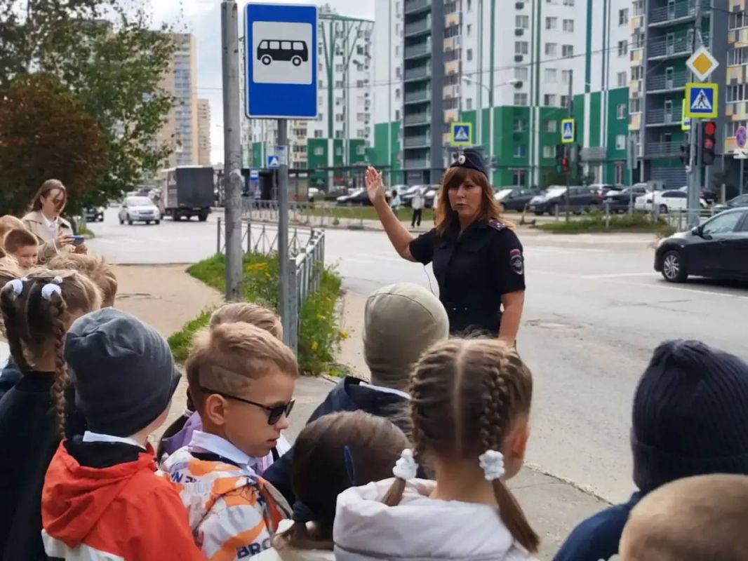 Тверские автоинспекторы провели для учащихся ЦО им. А.Атрощанка мероприятие «Мой безопасный путь домой» Тверские автоинспекторы провели для учащихся ЦО им. А.Атрощанка мероприятие «Мой безопасный путь домой»