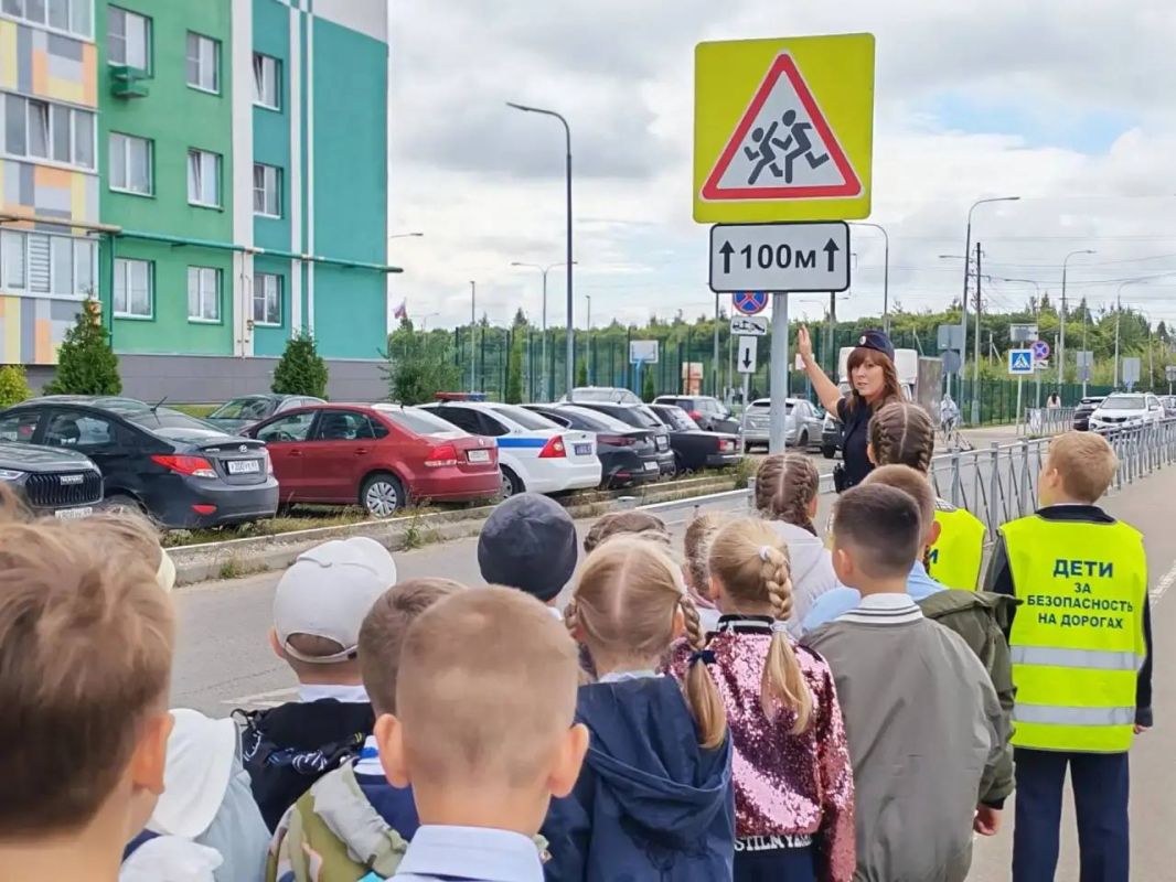 Тверские автоинспекторы провели для учащихся ЦО им. А.Атрощанка мероприятие «Мой безопасный путь домой» Тверские автоинспекторы провели для учащихся ЦО им. А.Атрощанка мероприятие «Мой безопасный путь домой»