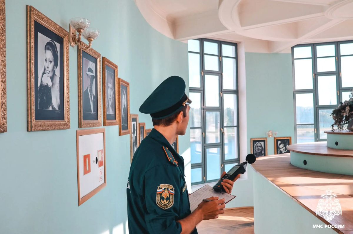 Специалисты МЧС Тверской области проверили пожарную безопасность кинотеатра «Звезда» Специалисты МЧС Тверской области проверили пожарную безопасность кинотеатра «Звезда»