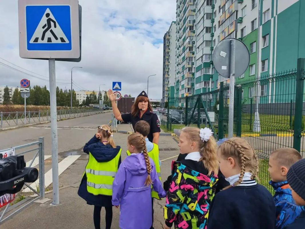 Тверские автоинспекторы провели для учащихся ЦО им. А.Атрощанка мероприятие «Мой безопасный путь домой» Тверские автоинспекторы провели для учащихся ЦО им. А.Атрощанка мероприятие «Мой безопасный путь домой»
