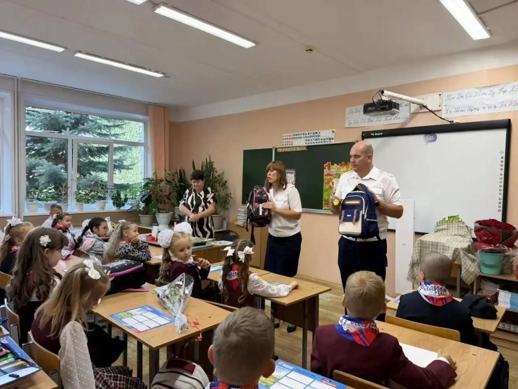 Тверские автоинспекторы в День Знаний провели акцию «Засветись» Тверские автоинспекторы в День Знаний провели акцию «Засветись»