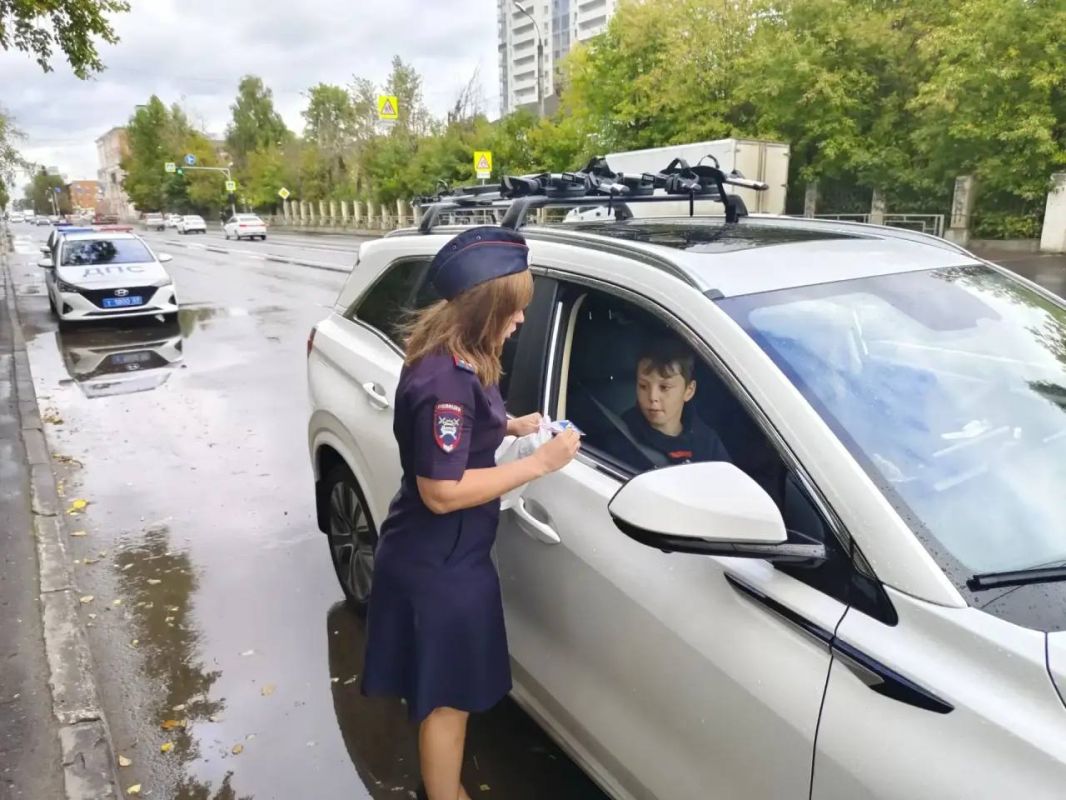 Тверские автоинспекторы провели акцию «Пристегни самое дорогое» Тверские автоинспекторы провели акцию «Пристегни самое дорогое»