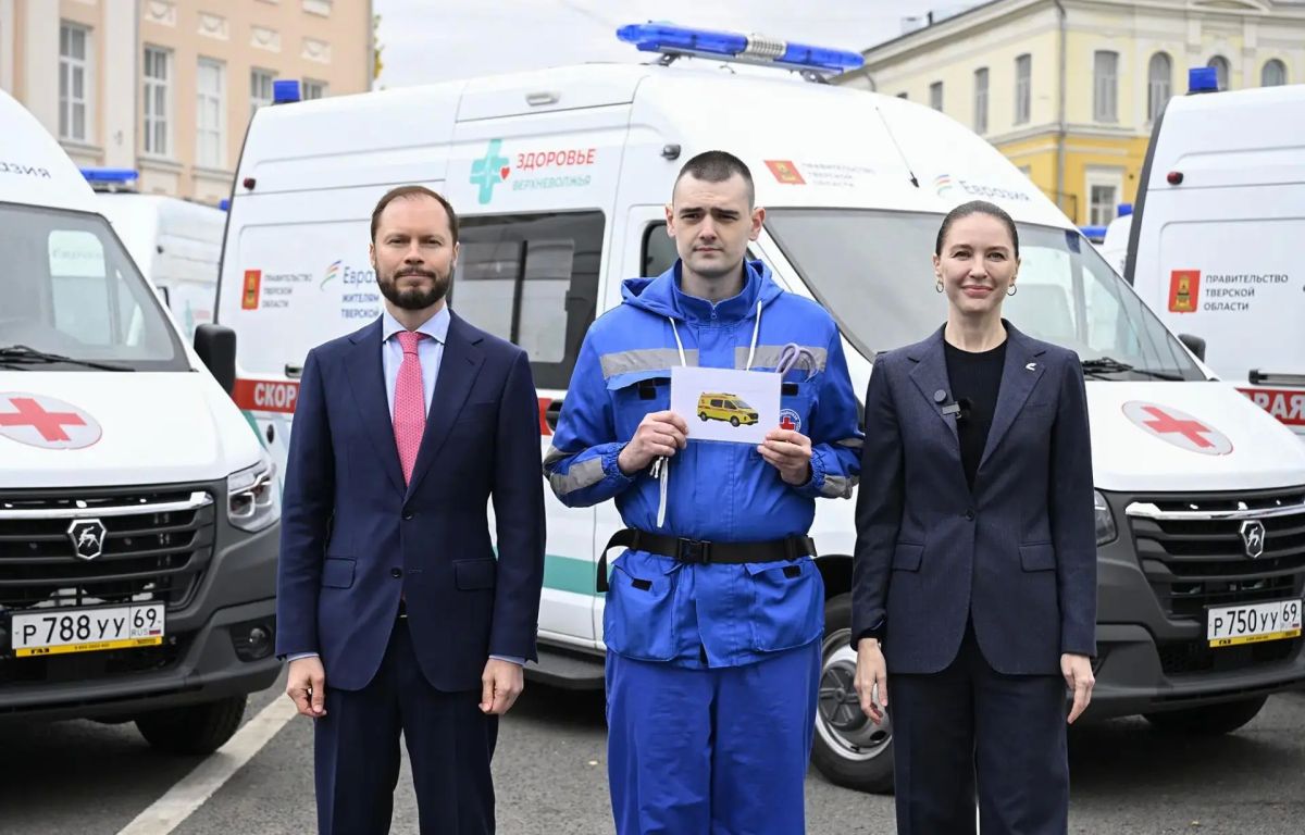 Виталий Королев и Алёна Аршинова вручили новые машины скорой помощи Виталий Королев и Алёна Аршинова вручили новые машины скорой помощи