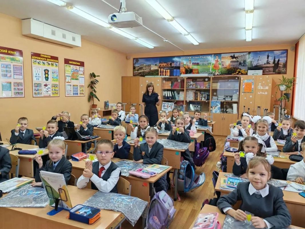 Сотрудники Госавтоинспекции города Твери «Засветили» первоклассников Гимназии № 12 Сотрудники Госавтоинспекции города Твери «Засветили» первоклассников Гимназии № 12