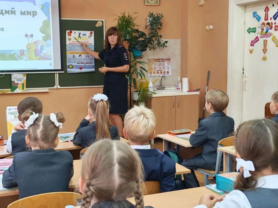 Сотрудники Госавтоинспекции города Твери «Засветили» первоклассников Гимназии № 12 Сотрудники Госавтоинспекции города Твери «Засветили» первоклассников Гимназии № 12