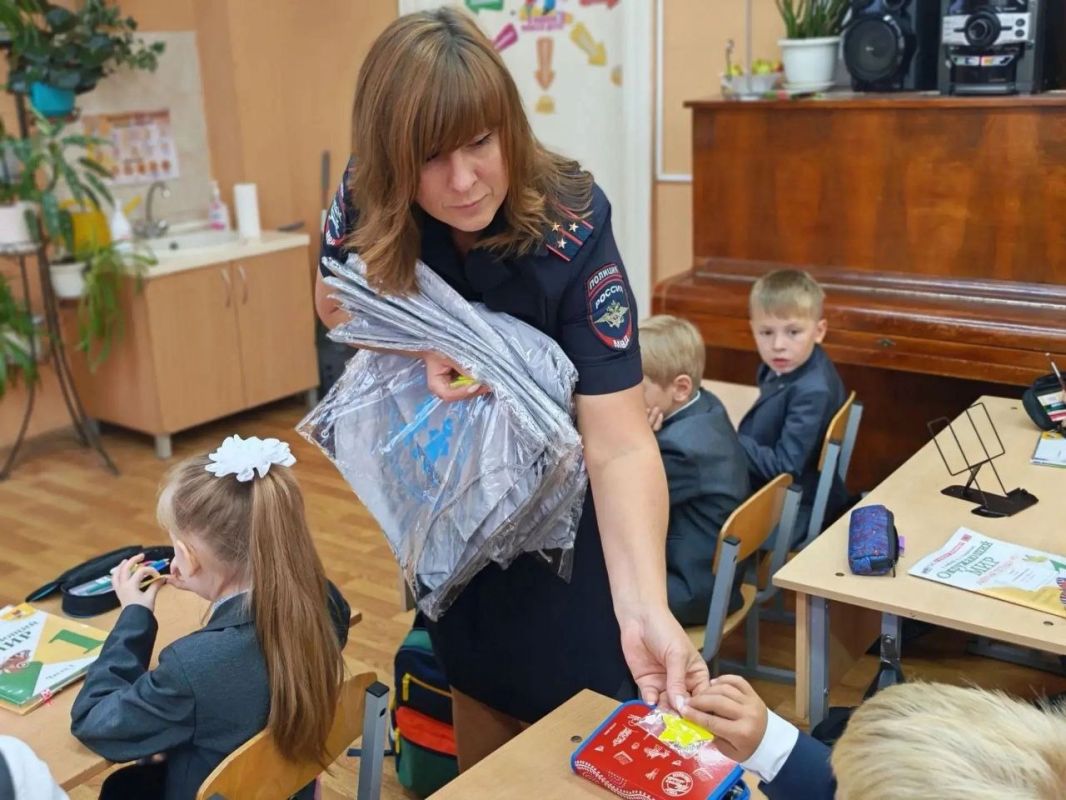 Сотрудники Госавтоинспекции города Твери «Засветили» первоклассников Гимназии № 12 Сотрудники Госавтоинспекции города Твери «Засветили» первоклассников Гимназии № 12