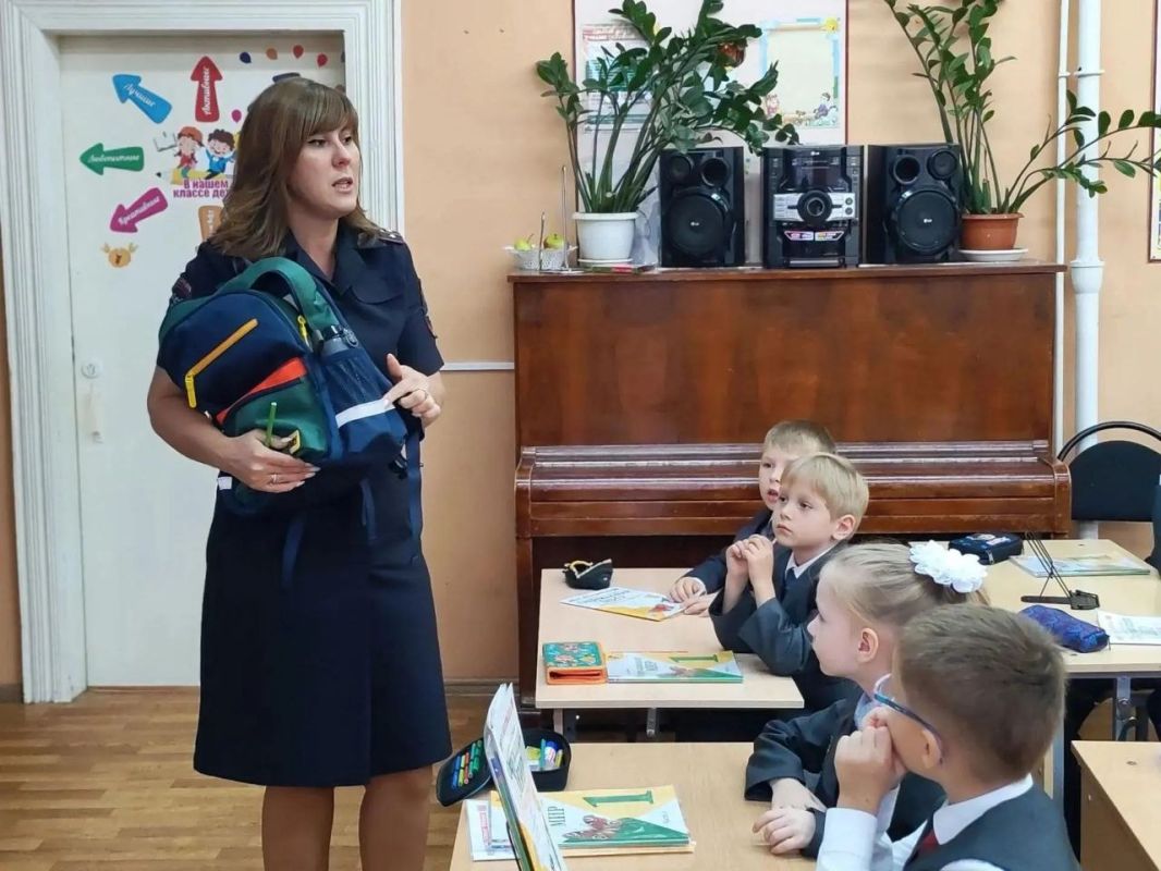 Сотрудники Госавтоинспекции города Твери «Засветили» первоклассников Гимназии № 12 Сотрудники Госавтоинспекции города Твери «Засветили» первоклассников Гимназии № 12