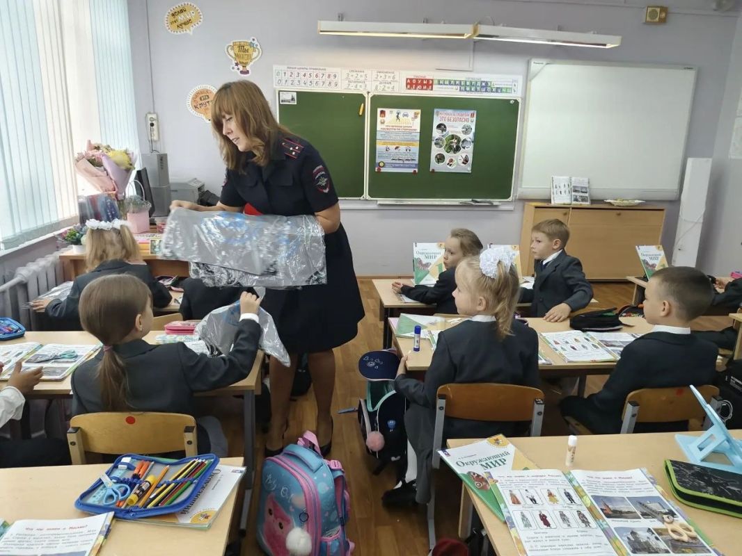Сотрудники Госавтоинспекции города Твери «Засветили» первоклассников Гимназии № 12 Сотрудники Госавтоинспекции города Твери «Засветили» первоклассников Гимназии № 12
