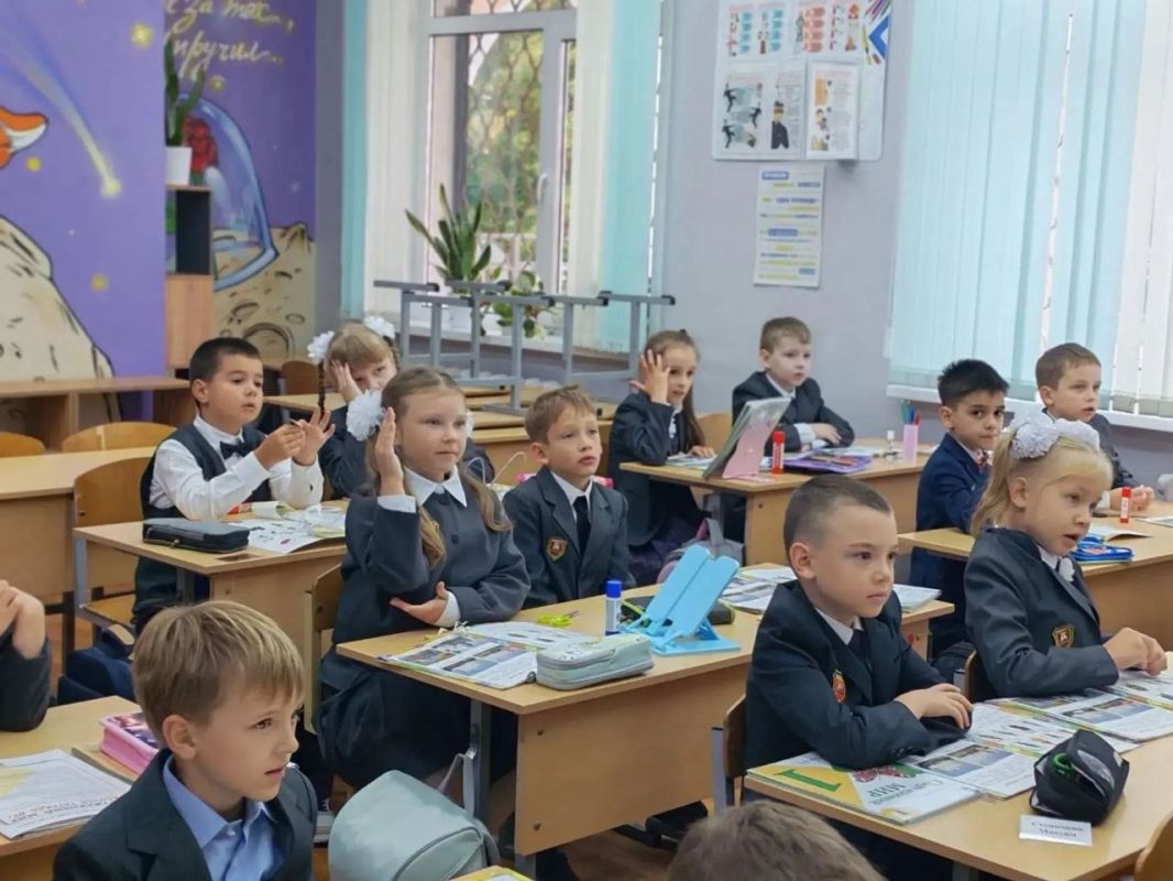 Сотрудники Госавтоинспекции города Твери «Засветили» первоклассников Гимназии № 12 Сотрудники Госавтоинспекции города Твери «Засветили» первоклассников Гимназии № 12