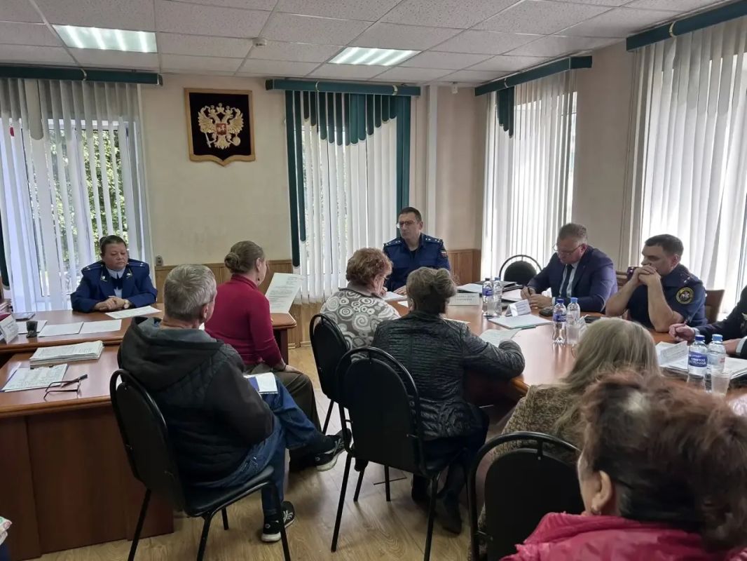 В рамках рабочей поездки в Торопецкий муниципальный округ прокурор Тверской области Денис Назаренко официально представил назначенного прокурора района, а также провёл личный приём граждан В рамках рабочей поездки в Торопецкий муниципальный округ прокурор Тверской области Денис Назаренко официально представил назначенного прокурора района, а также провёл личный приём граждан