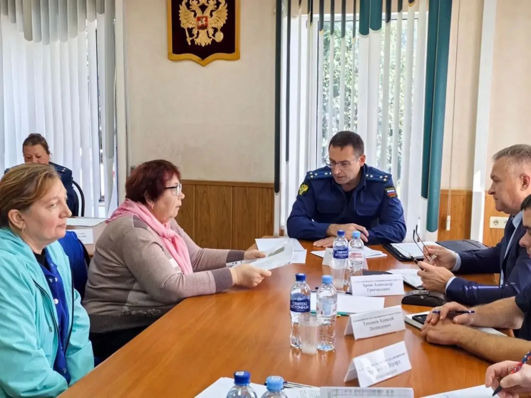 В рамках рабочей поездки в Торопецкий муниципальный округ прокурор Тверской области Денис Назаренко официально представил назначенного прокурора района, а также провёл личный приём граждан В рамках рабочей поездки в Торопецкий муниципальный округ прокурор Тверской области Денис Назаренко официально представил назначенного прокурора района, а также провёл личный приём граждан