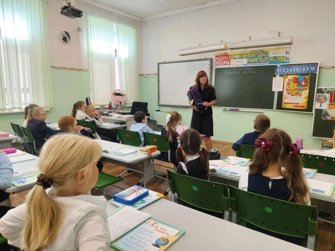 Автоинспекторы города Твери провели уроки по дорожной безопасности в средней школе № 24 Автоинспекторы города Твери провели уроки по дорожной безопасности в средней школе № 24