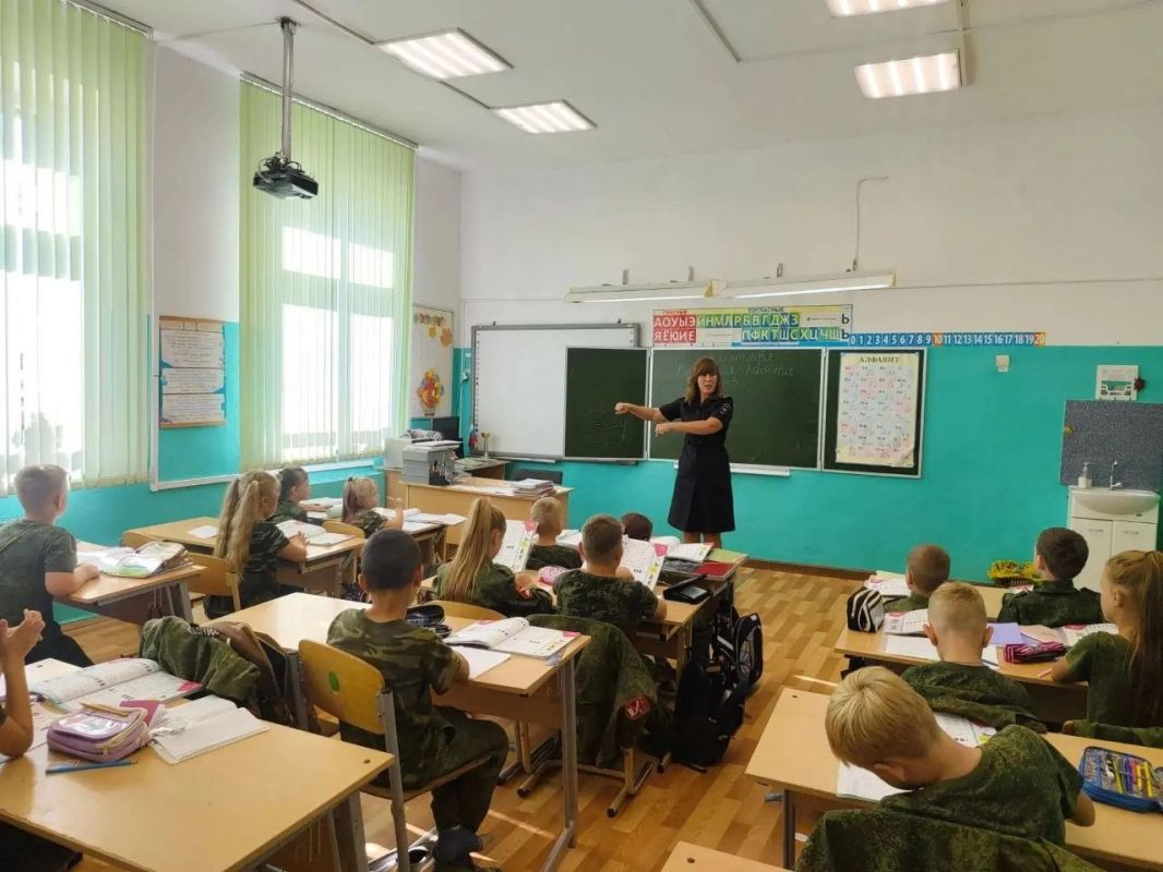Автоинспекторы города Твери провели уроки по дорожной безопасности в средней школе № 24 Автоинспекторы города Твери провели уроки по дорожной безопасности в средней школе № 24